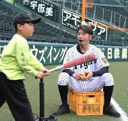 子どもとティー打撃をする鳥谷氏＝６日