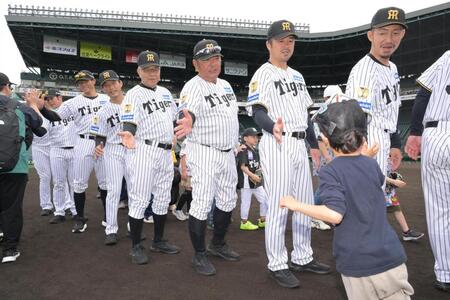 野球教室を開催した掛布氏（中央）ら阪神タイガースＯＢ選手ら（撮影・金居みつよし）