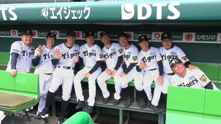 野球教室を開催した掛布氏（右奥）ら阪神タイガースＯＢ選手ら＝６日