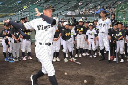 子供らに打撃の指導をする糸井氏と鳥谷氏（右）＝６日