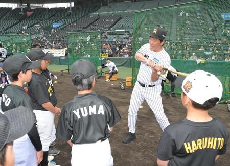 打撃指導をする片岡氏＝６日
