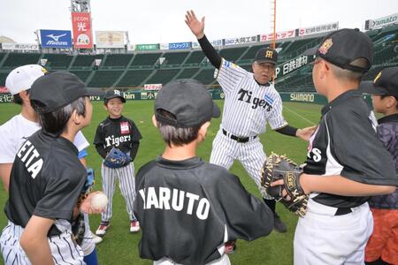 子供らに打撃の指導をする掛布氏＝６日