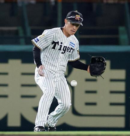 ４回、京田の打球をファンブルする福島（撮影・西田忠信）
