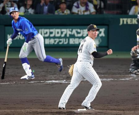 ４回、京田に先制適時打を打たれる村上（撮影・立川洋一郎）