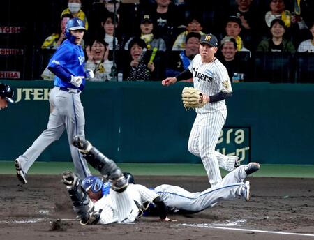 ４回、京田の適時打と失策が絡み２点を先制される村上（右）＝撮影・立川洋一郎