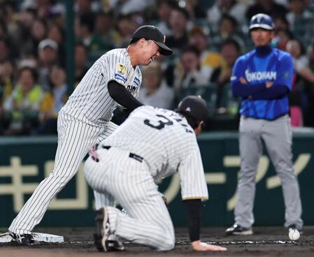 ４回、大山（手前）は佐野の打球処理を失策、顔をしかめる村上（撮影・田中太一）