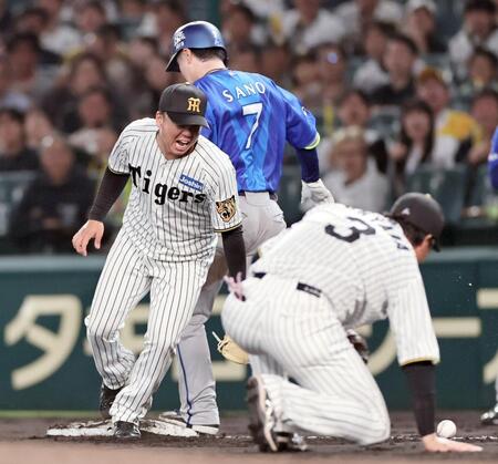 ４回、大山（手前）は佐野（奥）の打球処理を失策、顔をしかめる村上（撮影・田中太一）