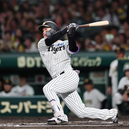 ６回、ソロを放つ阪神・森下翔太＝甲子園（撮影・田中太一）