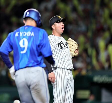 ７回、ヒュンメルの際どい打球にホッとする村上（撮影・田中太一）