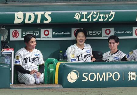 ６回を投げ終えてベンチで笑顔を見せる伏見（中央）と村上（左）＝撮影・立川洋一郎