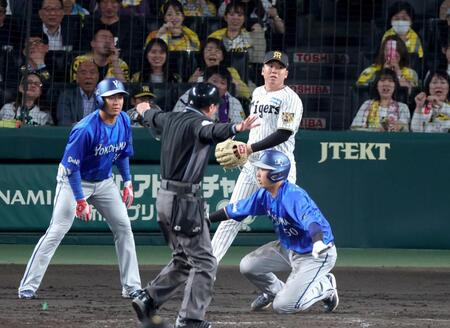 ４回、京田の適時打と失策が絡み２点を先制される村上（中央奥）＝撮影・立川洋一郎