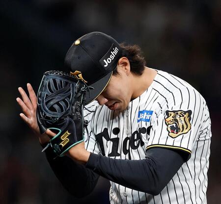 ８回を無失点で切り抜け、グラブをたたく工藤（撮影・西田忠信）
