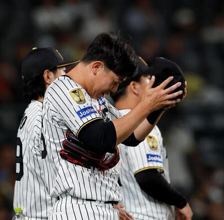 ９回を投げ終え、ベンチ前で悔しそうにする畠（撮影・西田忠信）