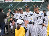 野球教室を終え子供とタッチする右から鳥谷氏、葛城氏、亀山氏、掛布氏、桧山氏ら阪神ＯＢ＝６日