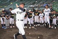 子供らに打撃の指導をする糸井氏と鳥谷氏（右）＝６日