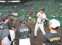打撃指導をする片岡氏＝６日