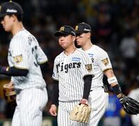 ４回に２点を失いベンチに戻る村上（中央）＝撮影・西田忠信