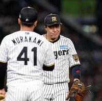 ４回、佐野の打球を一塁へ悪送球した大山（右）＝撮影・西田忠信