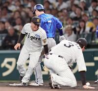 ４回、大山（手前）は佐野（奥）の打球処理を失策、顔をしかめる村上（撮影・田中太一）