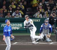 ６回、左中間スタンドへソロを放つ森下（撮影・立川洋一郎）