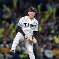 ７回、代打のヒュンメルを空振り三振に仕留め、ほえる村上（撮影・西田忠信）