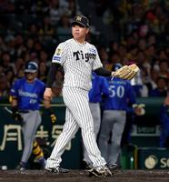 ４回、京田の適時打と失策で２点を失った村上（撮影・西田忠信）