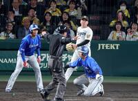 ４回、京田の適時打と失策が絡み２点を先制される村上（中央奥）＝撮影・立川洋一郎