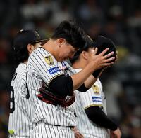 ９回を投げ終え、ベンチ前で悔しそうにする畠（撮影・西田忠信）