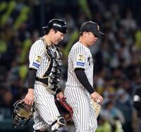 ７回、伏見（左）から声をかけられる村上（撮影・西田忠信）
