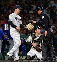 ４回、京田の適時打と失策で２点を失った村上と伏見（中央）のバッテリー（撮影・西田忠信）
