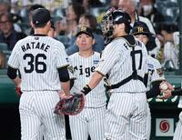 ９回、打ち込まれた畠を迎える村上（撮影・田中太一）