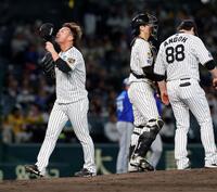 ９回途中、降板する桐敷（撮影・西田忠信）
