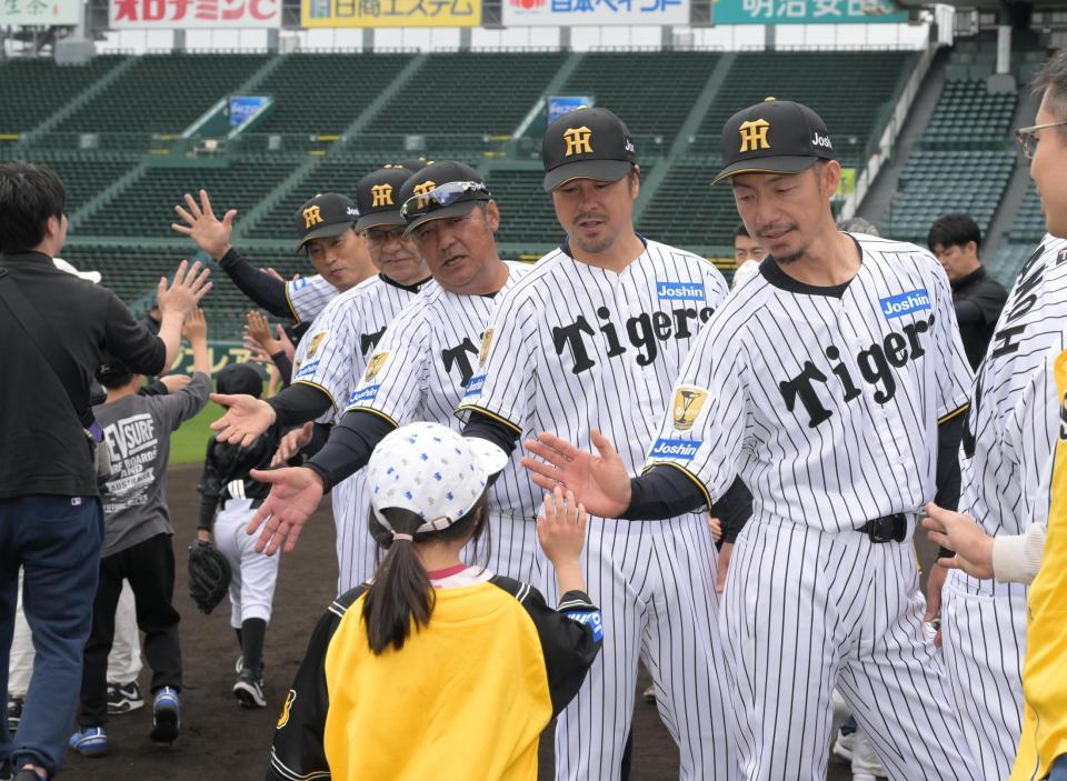 野球教室を終え子供とタッチする右から鳥谷氏、葛城氏、亀山氏、掛布氏、桧山氏ら阪神ＯＢ＝６日