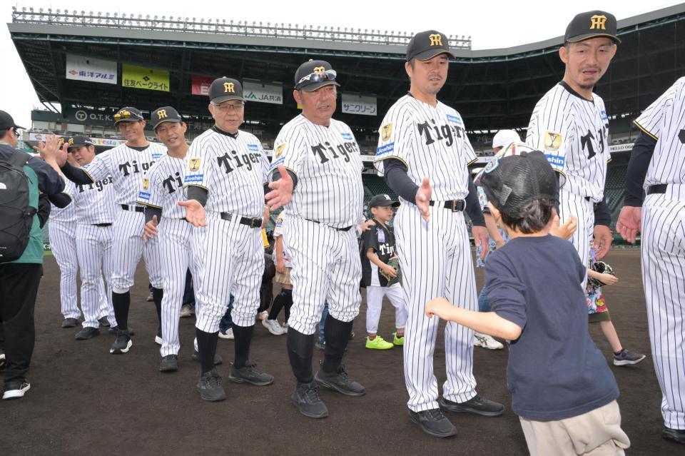 野球教室を開催した掛布氏（中央）ら阪神タイガースＯＢ選手ら（撮影・金居みつよし）