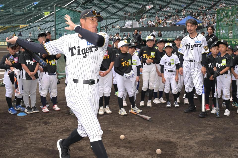 子供らに打撃の指導をする糸井氏と鳥谷氏（右）＝６日