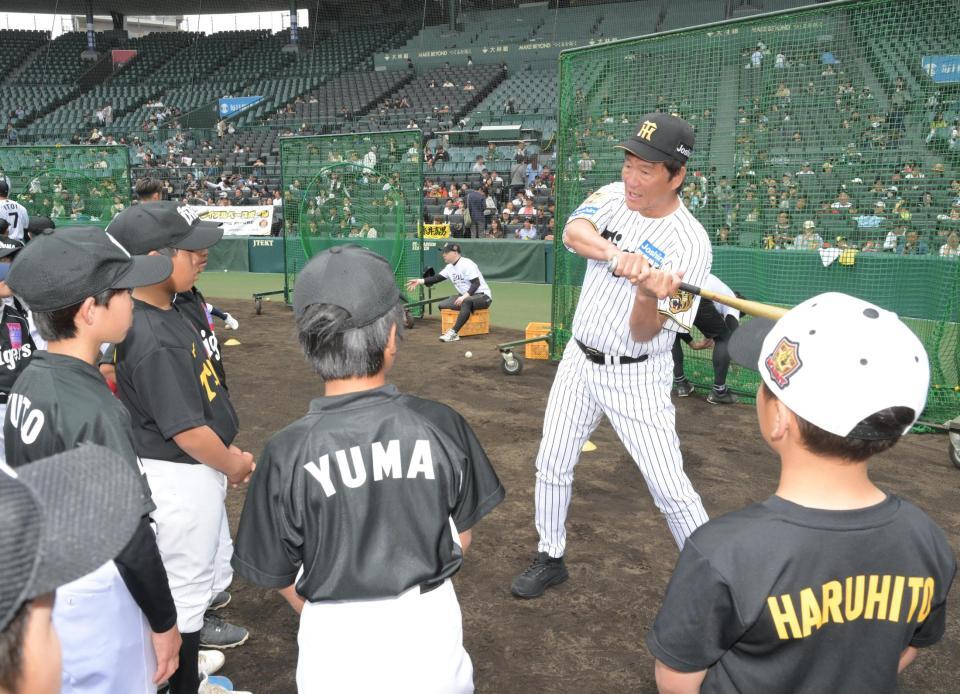 打撃指導をする片岡氏＝６日