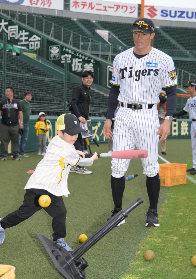 ティー打撃をする子供を見守る阪神ＯＢ糸井氏＝６日