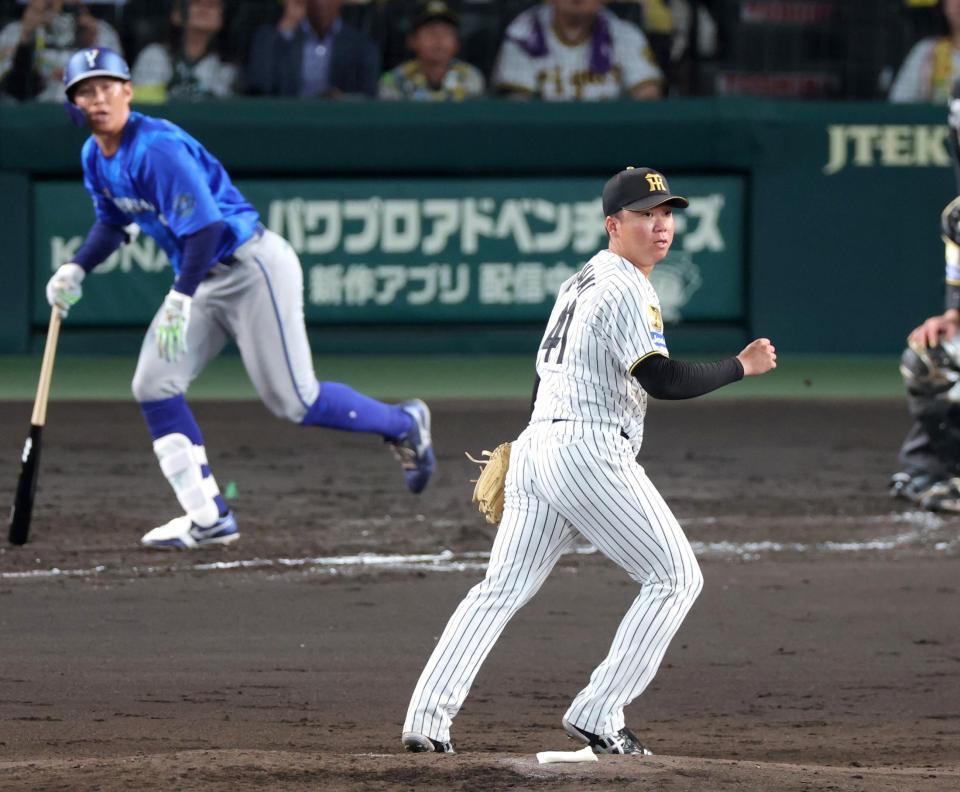 ４回、京田に先制適時打を打たれる村上（撮影・立川洋一郎）