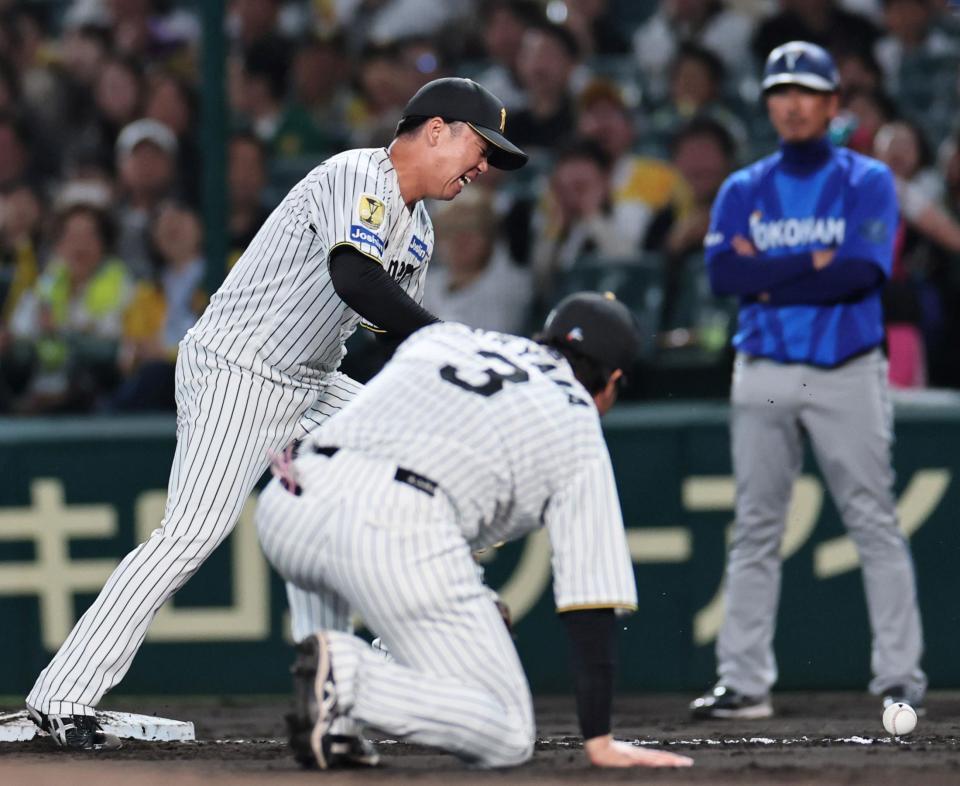 ４回、大山（手前）は佐野の打球処理を失策、顔をしかめる村上（撮影・田中太一）