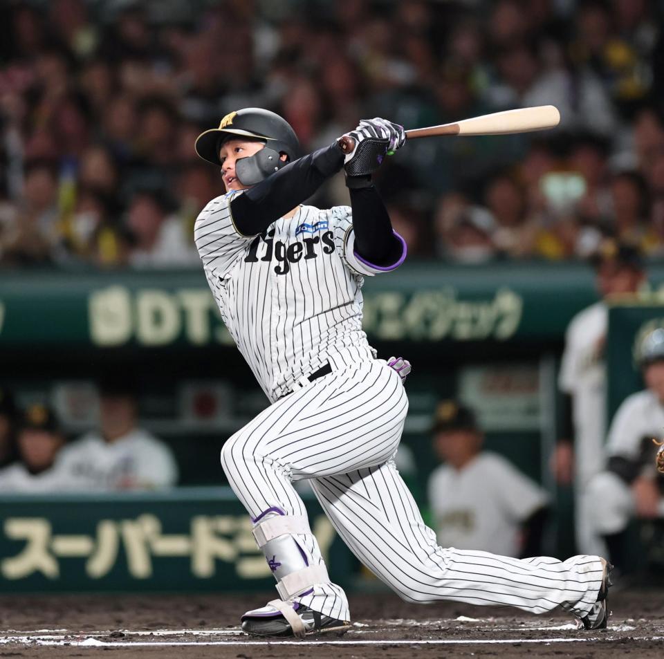 ６回、ソロを放つ阪神・森下翔太＝甲子園（撮影・田中太一）