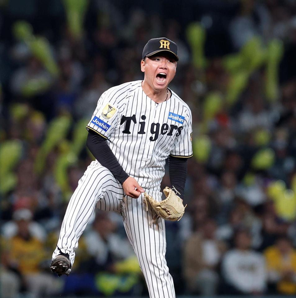 ７回、代打のヒュンメルを空振り三振に仕留め、ほえる村上（撮影・西田忠信）