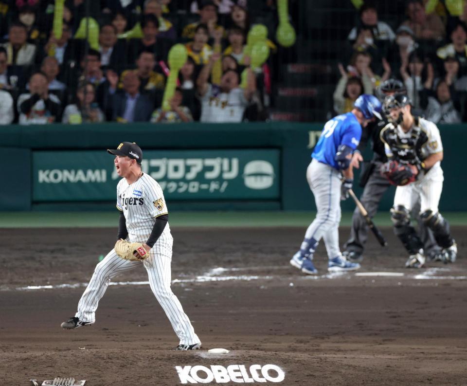 ７回、代打・ヒュンメルを空振り三振に仕留めて雄たけびを上げる村上（撮影・立川洋一郎）