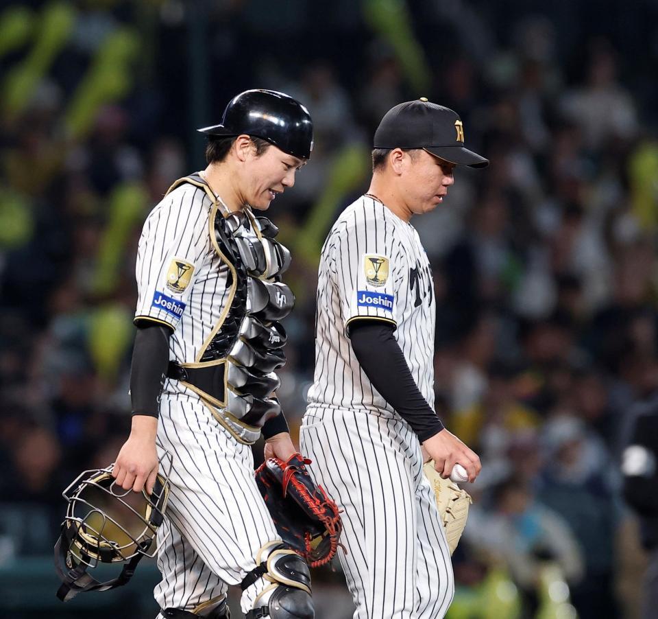７回、伏見（左）から声をかけられる村上（撮影・西田忠信）