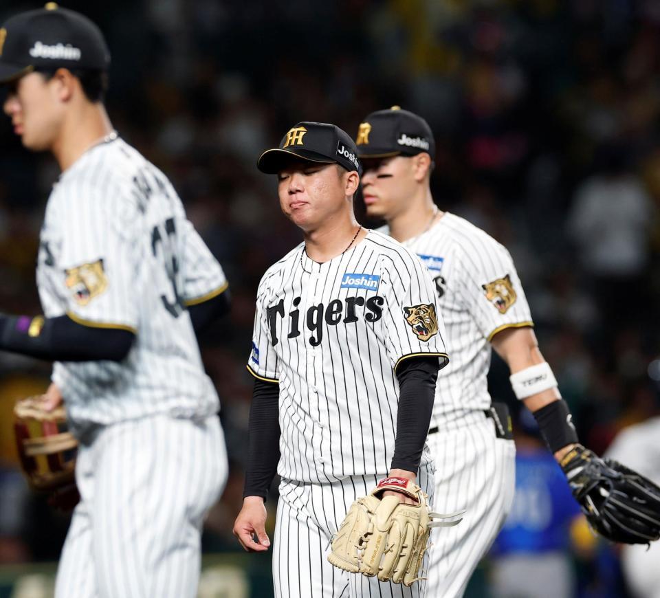 ４回に２点を失いベンチに戻る村上（中央）＝撮影・西田忠信