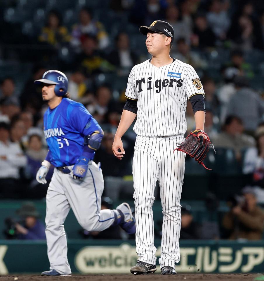 ９回、宮﨑（左）に３ランを浴びた畠（撮影・西田忠信）