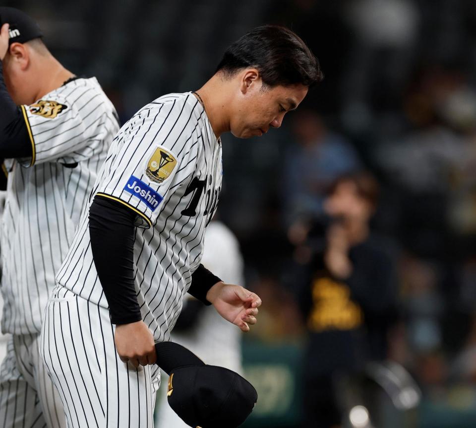 ＤｅＮＡに敗れ、グラウンドに一礼する村上（撮影・西田忠信）