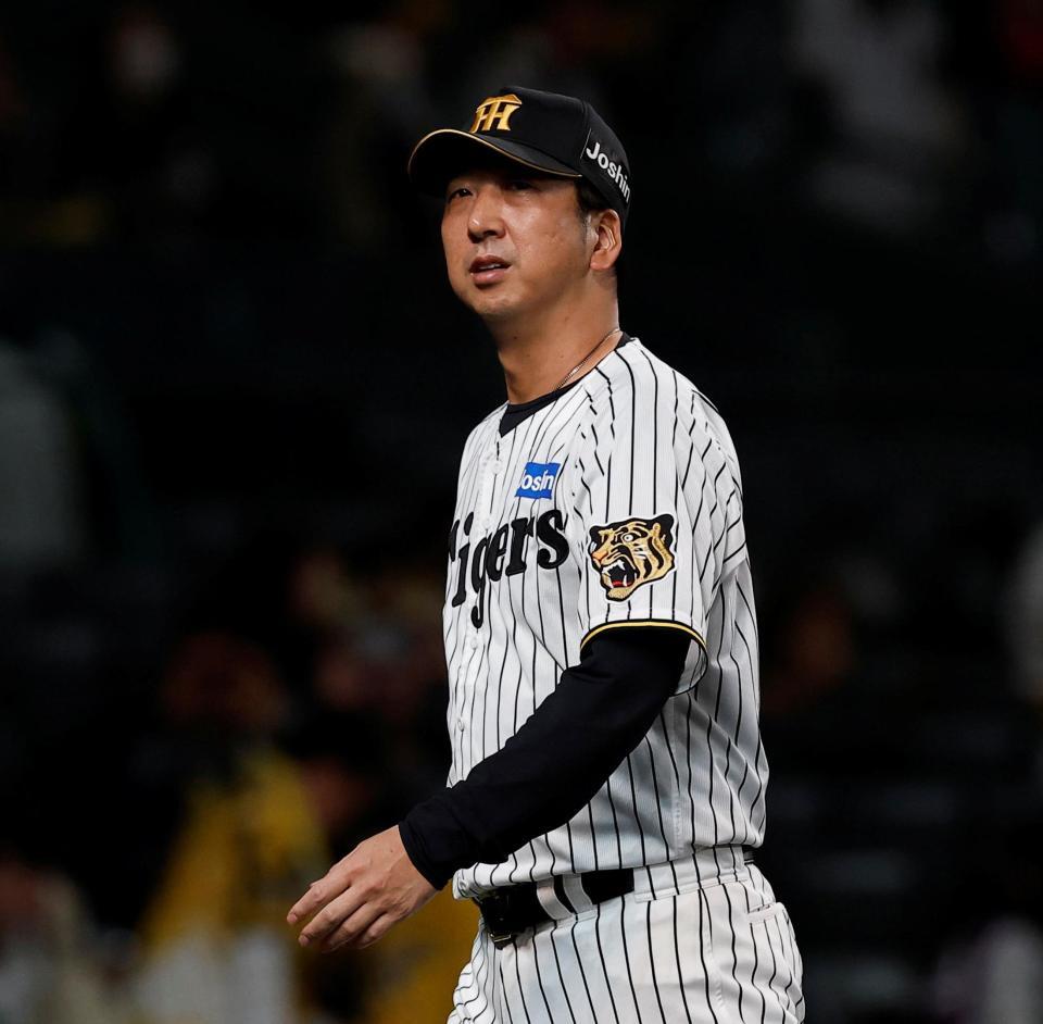 ＤｅＮＡに大敗しグラウンドを後にする藤川監督（撮影・西田忠信）
