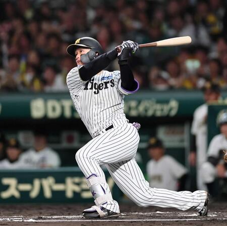　６回、９号ソロを放つ森下（撮影・田中太一）