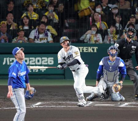 ６回、左中間スタンドへソロを放つ森下（撮影・立川洋一郎）