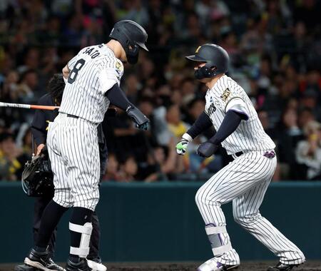 ６回、ソロを放ち佐藤輝（左）に迎えられる森下（撮影・西田忠信）